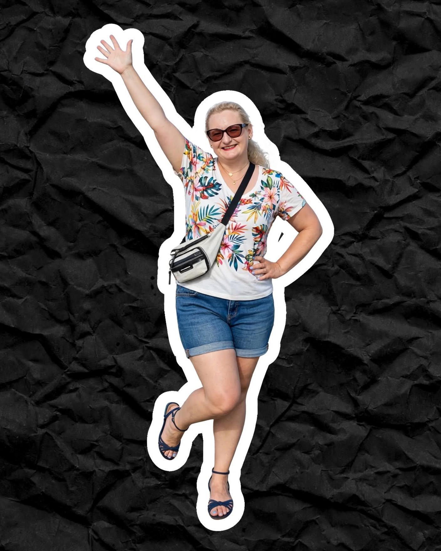 Tu Profe Barbie podnosi rękę z uśmiechem